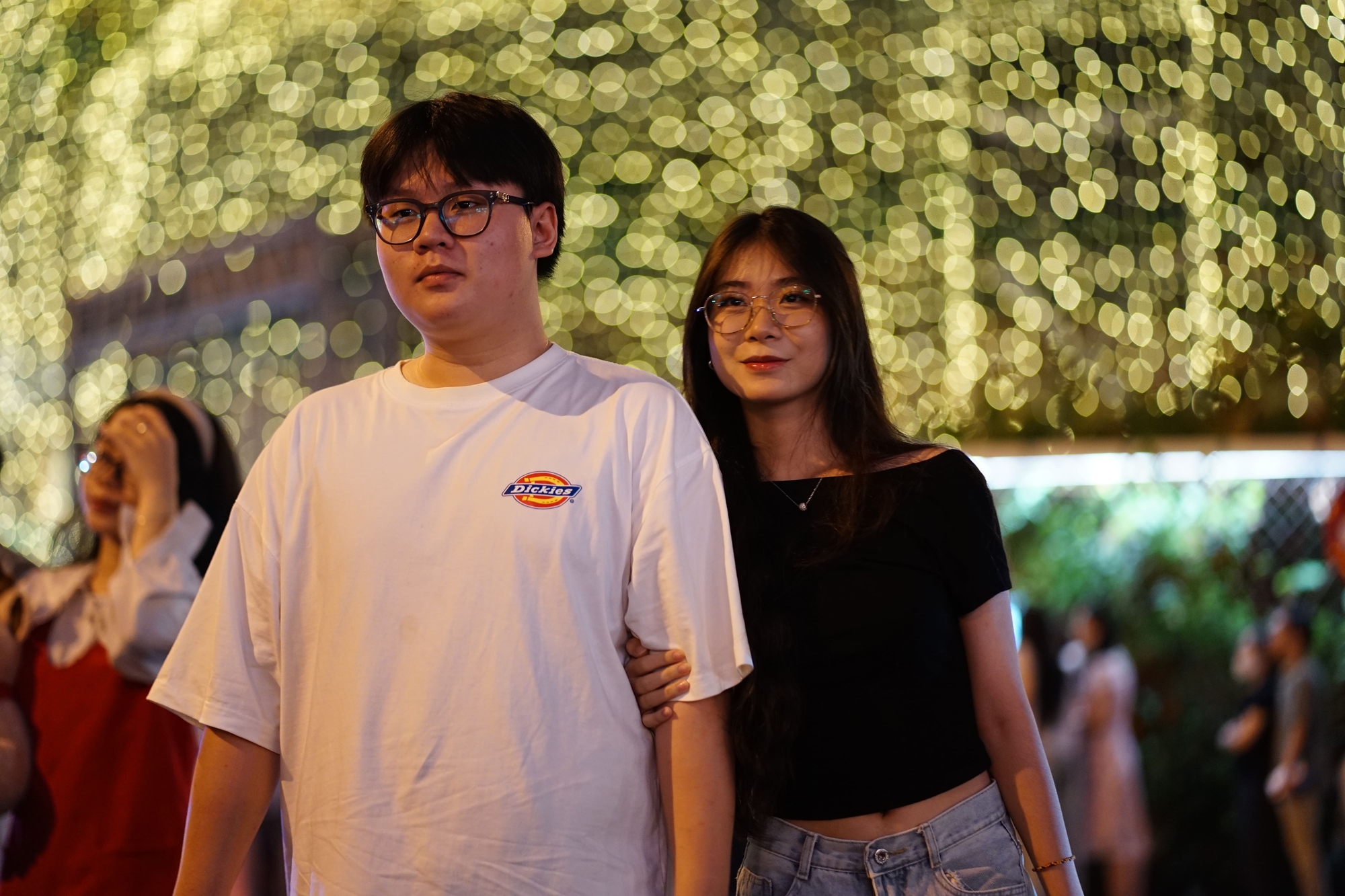 Đêm Noel 24/12: Xóm đạo nô nức người xe, Nhà thờ Đức Bà đông đúc du khách xí chỗ chụp hình- Ảnh 14.