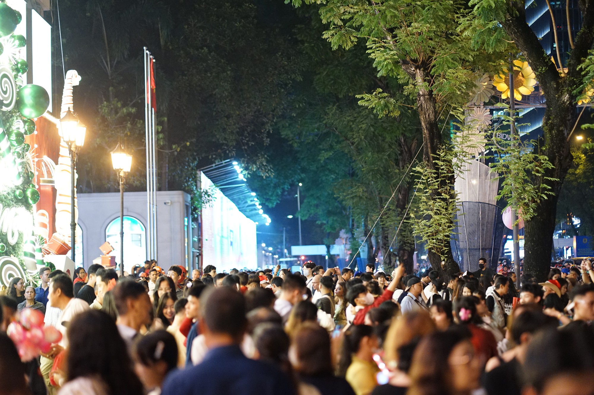 Đêm Noel 24/12: Xóm đạo nô nức người xe, Nhà thờ Đức Bà đông đúc du khách xí chỗ chụp hình- Ảnh 13.