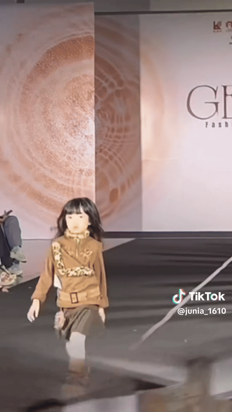 Con gái Trường Giang - Nhã Phương catwalk 15 giây, netizen xem xong chốt ngay 1 câu!- Ảnh 1. Con gái Trường Giang - Nhã Phương catwalk 15 giây, netizen xem xong chốt ngay 1 câu!- Ảnh 1.
