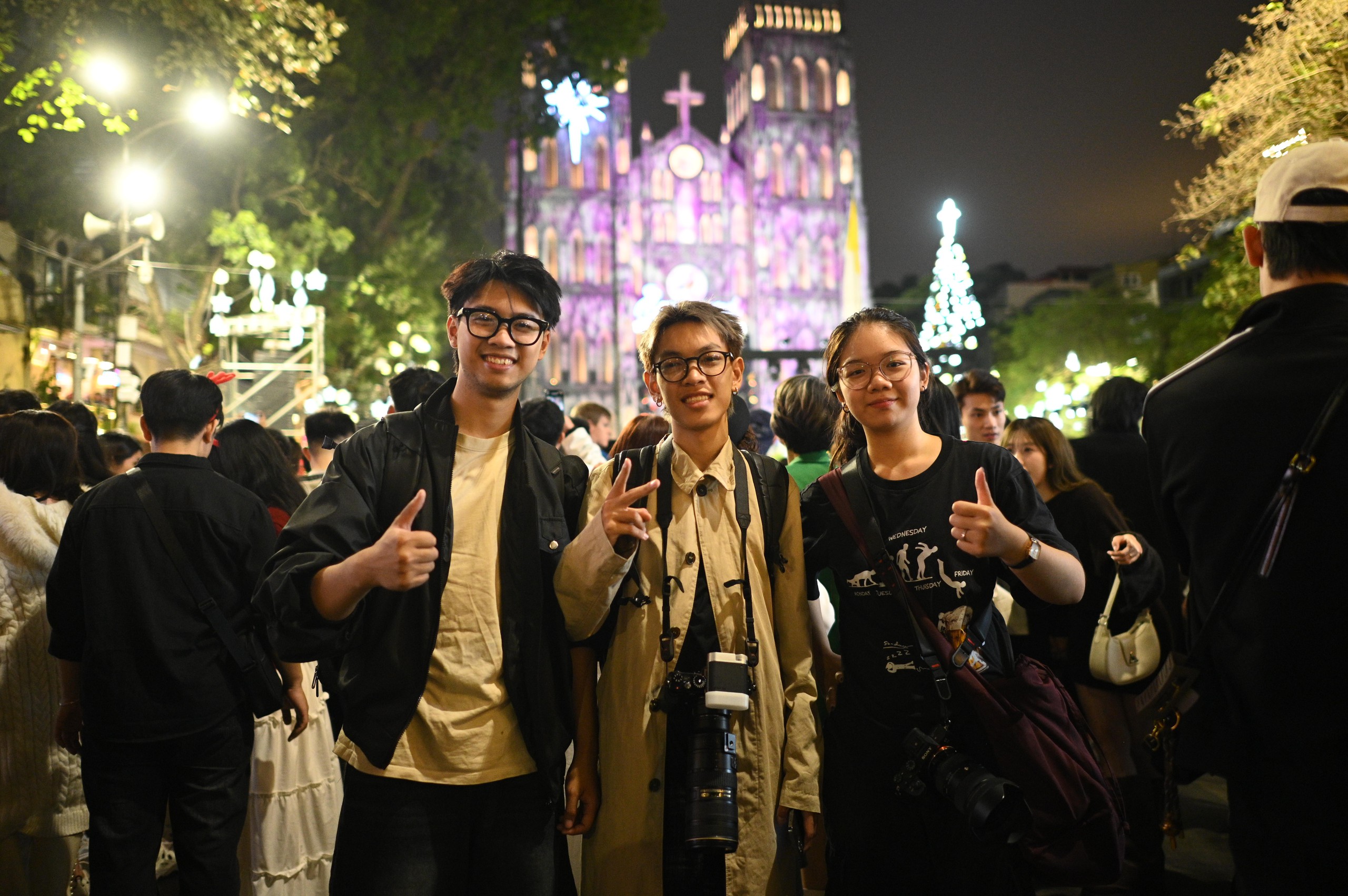 Đêm Noel 24/12: Xóm đạo nô nức người xe, Nhà thờ Đức Bà đông đúc du khách xí chỗ chụp hình- Ảnh 42.