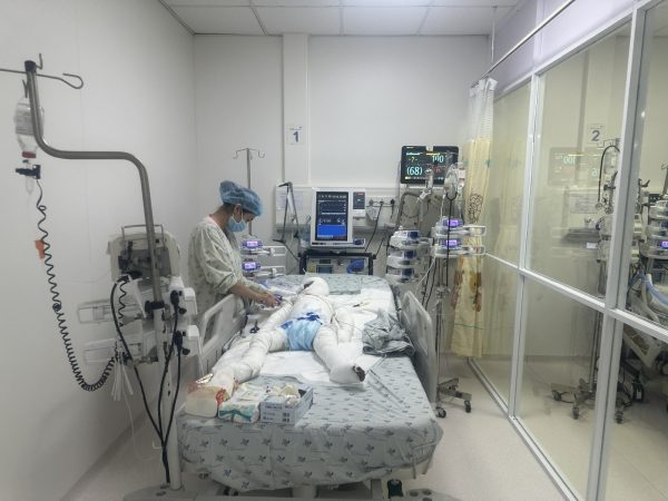 96 ngày giành sự sống của cậu bé 5 tuổi bị cha đốt xăng bỏng đến 80%: “Phép màu từ nghị lực phi thường”- Ảnh 1.