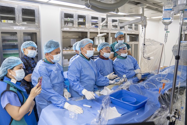 Bệnh viện Đa khoa Kiên Giang triển khai thành công bóng phá vôi cơ học LithiX HC trên bệnh nhân 95 tuổi- Ảnh 2.