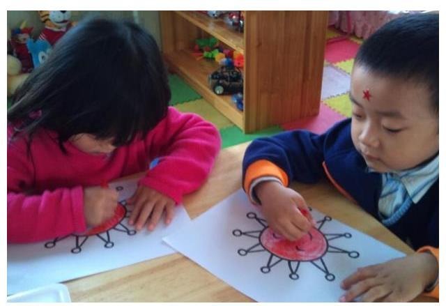 Con gái 6 tuổi đi học về vẽ một bức tranh, mẹ xem xong thì sợ suýt ngất, lập tức báo cảnh sát- Ảnh 3.