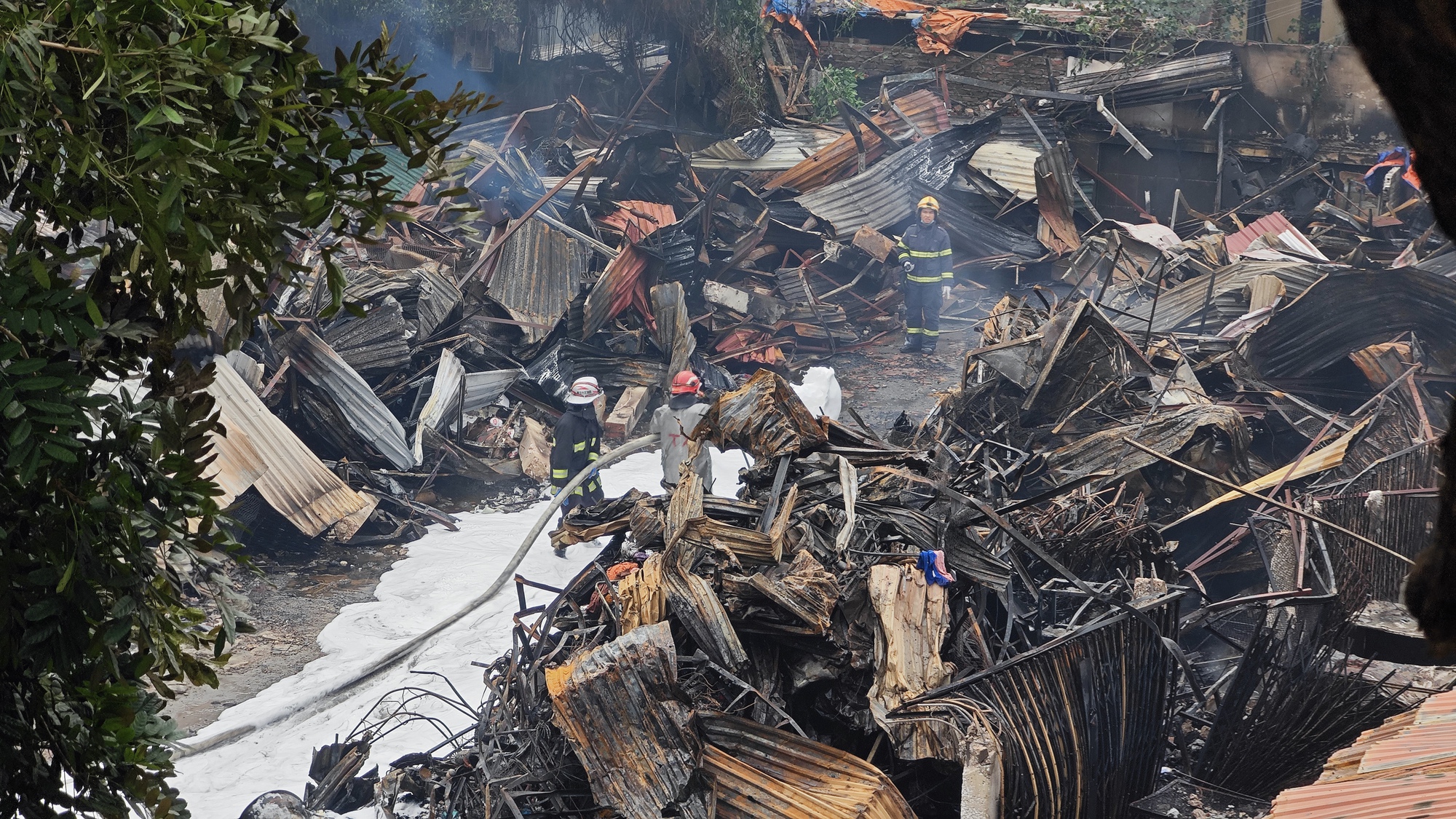 Toàn cảnh hiện trường vụ cháy chợ Xanh ở Hà Nội: Tiểu thương bàng hoàng bật khóc vì cả tỷ tiền hàng Tết vừa nhập đã hóa tro- Ảnh 1. Toàn cảnh hiện trường vụ cháy chợ Xanh ở Hà Nội: Tiểu thương bàng hoàng bật khóc vì cả tỷ tiền hàng Tết vừa nhập đã hóa tro- Ảnh 1.