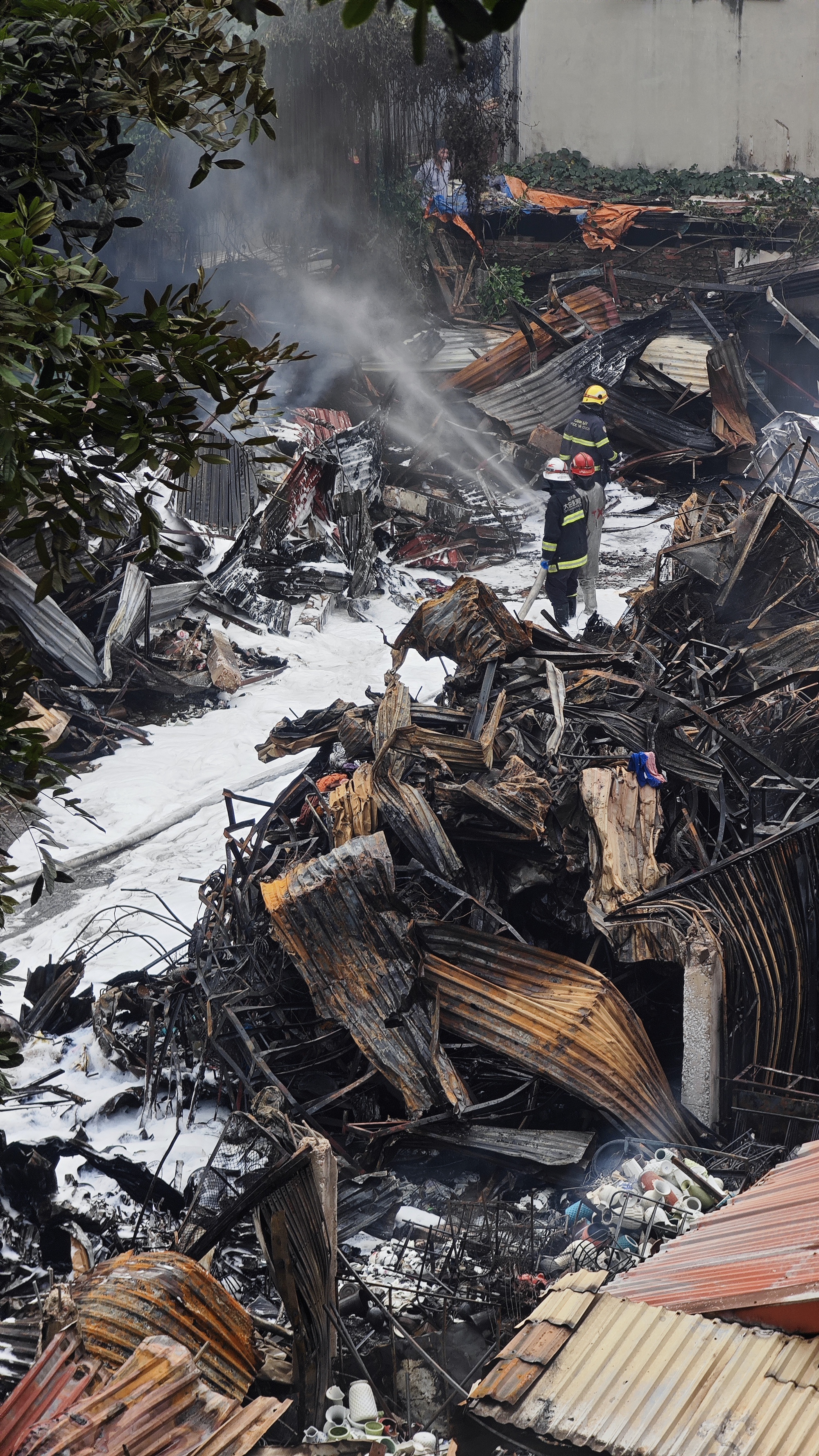 Toàn cảnh hiện trường vụ cháy chợ Xanh ở Hà Nội: Tiểu thương bàng hoàng bật khóc vì cả tỷ tiền hàng Tết vừa nhập đã hóa tro- Ảnh 6. Toàn cảnh hiện trường vụ cháy chợ Xanh ở Hà Nội: Tiểu thương bàng hoàng bật khóc vì cả tỷ tiền hàng Tết vừa nhập đã hóa tro- Ảnh 6.
