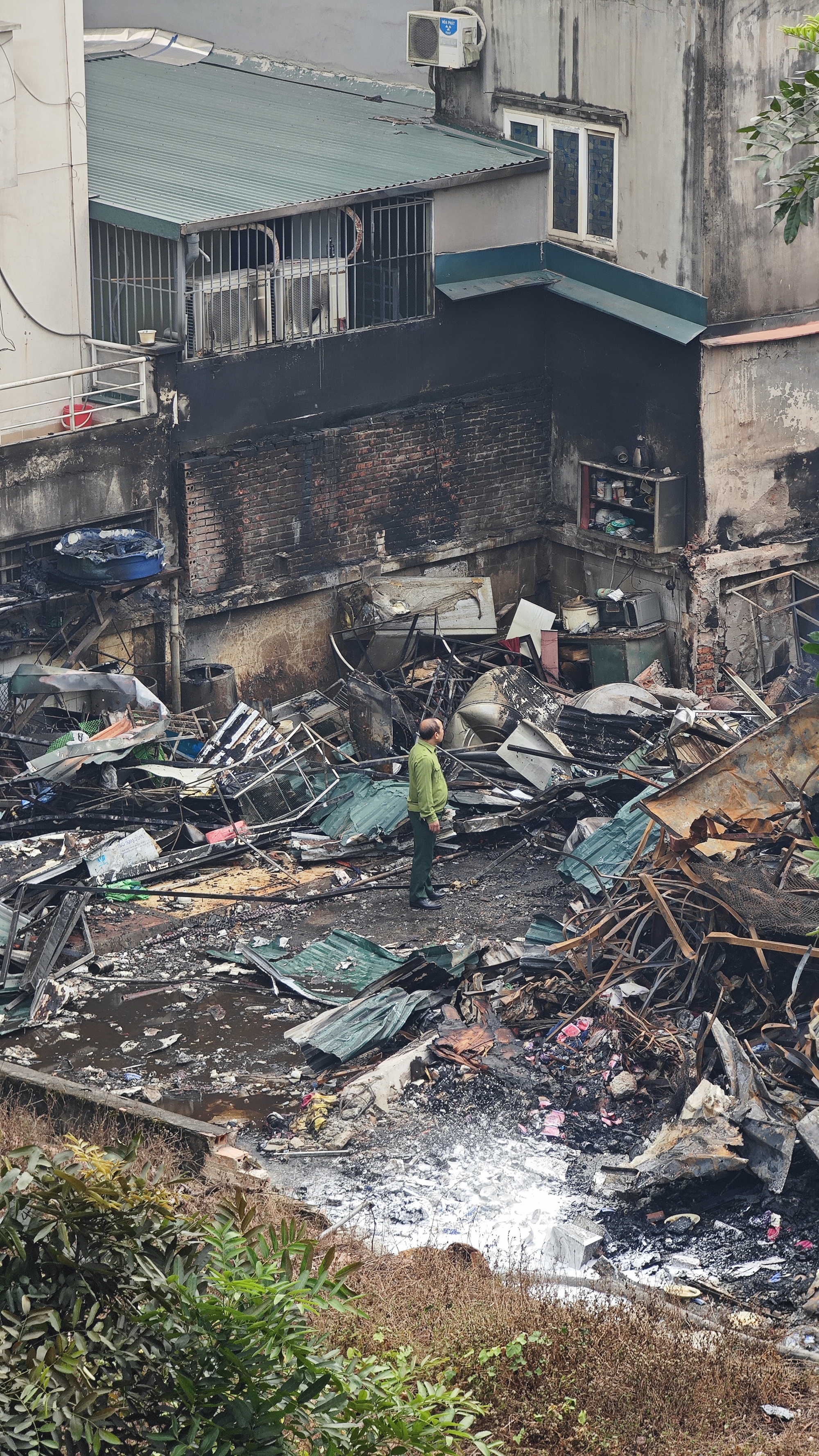 Toàn cảnh hiện trường vụ cháy chợ Xanh ở Hà Nội: Tiểu thương bàng hoàng bật khóc vì cả tỷ tiền hàng Tết vừa nhập đã hóa tro- Ảnh 5. Toàn cảnh hiện trường vụ cháy chợ Xanh ở Hà Nội: Tiểu thương bàng hoàng bật khóc vì cả tỷ tiền hàng Tết vừa nhập đã hóa tro- Ảnh 5.