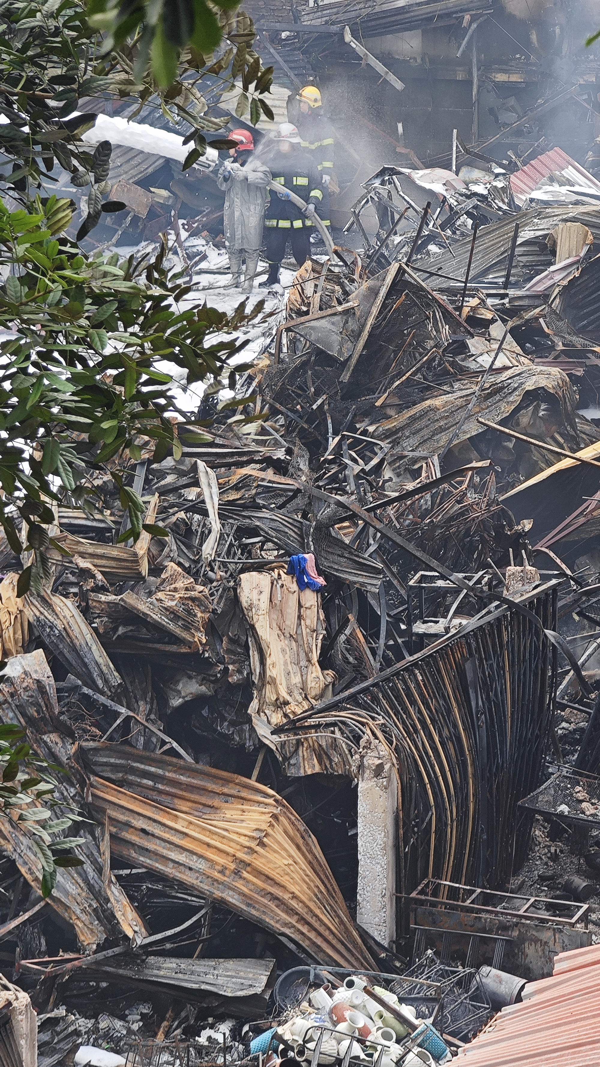 Toàn cảnh hiện trường vụ cháy chợ Xanh ở Hà Nội: Tiểu thương bàng hoàng bật khóc vì cả tỷ tiền hàng Tết vừa nhập đã hóa tro- Ảnh 8. Toàn cảnh hiện trường vụ cháy chợ Xanh ở Hà Nội: Tiểu thương bàng hoàng bật khóc vì cả tỷ tiền hàng Tết vừa nhập đã hóa tro- Ảnh 8.