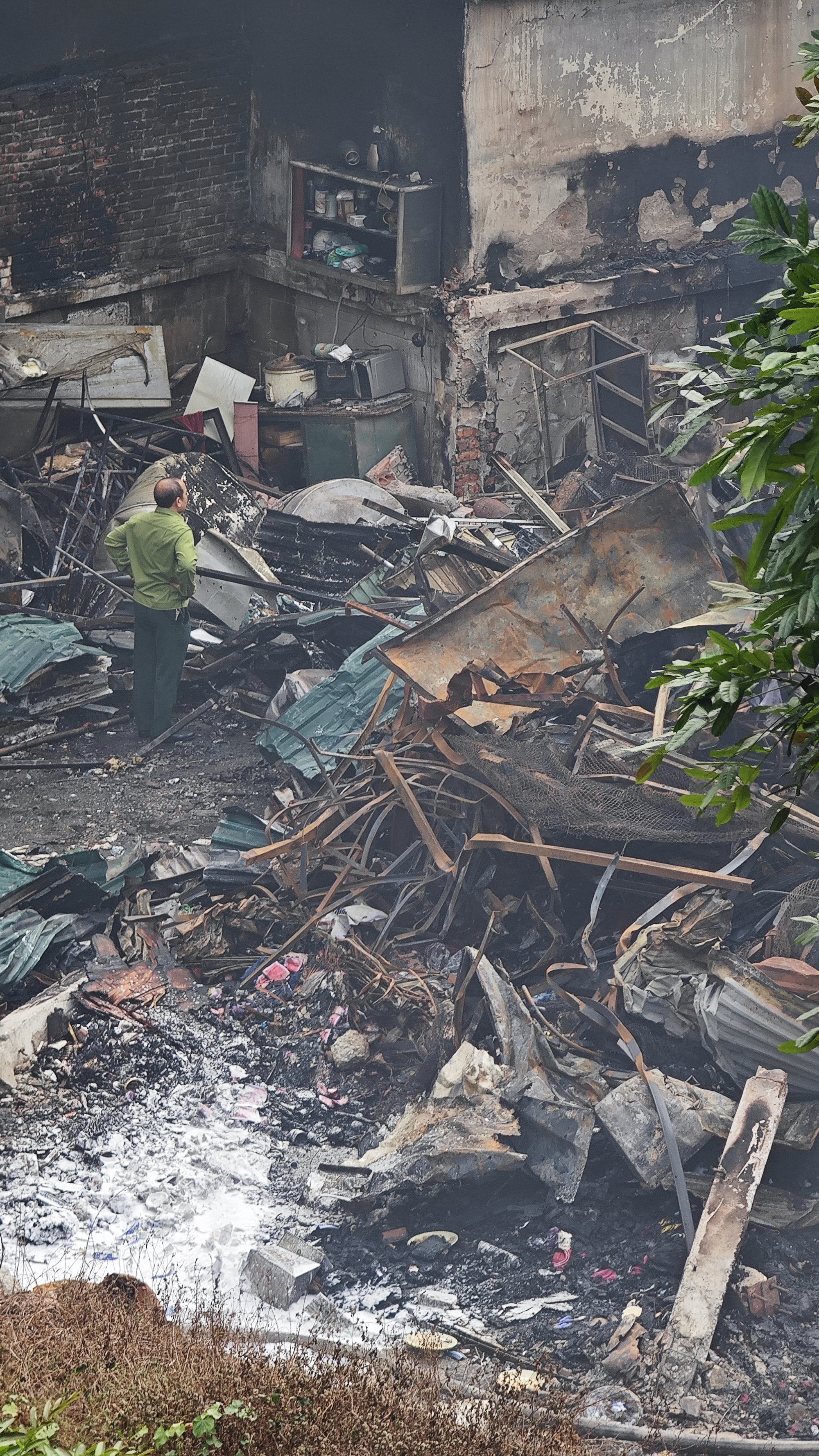 Toàn cảnh hiện trường vụ cháy chợ Xanh ở Hà Nội: Tiểu thương bàng hoàng bật khóc vì cả tỷ tiền hàng Tết vừa nhập đã hóa tro- Ảnh 9. Toàn cảnh hiện trường vụ cháy chợ Xanh ở Hà Nội: Tiểu thương bàng hoàng bật khóc vì cả tỷ tiền hàng Tết vừa nhập đã hóa tro- Ảnh 9.