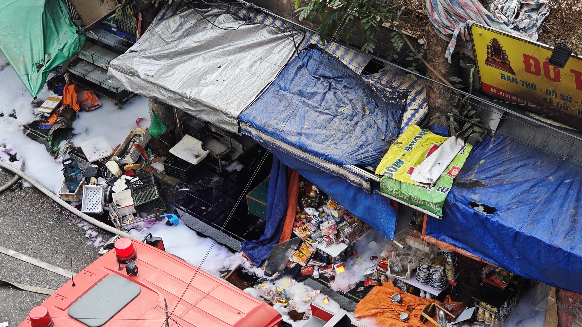 Toàn cảnh hiện trường vụ cháy chợ Xanh ở Hà Nội: Tiểu thương bàng hoàng bật khóc vì cả tỷ tiền hàng Tết vừa nhập đã hóa tro- Ảnh 10. Toàn cảnh hiện trường vụ cháy chợ Xanh ở Hà Nội: Tiểu thương bàng hoàng bật khóc vì cả tỷ tiền hàng Tết vừa nhập đã hóa tro- Ảnh 10.