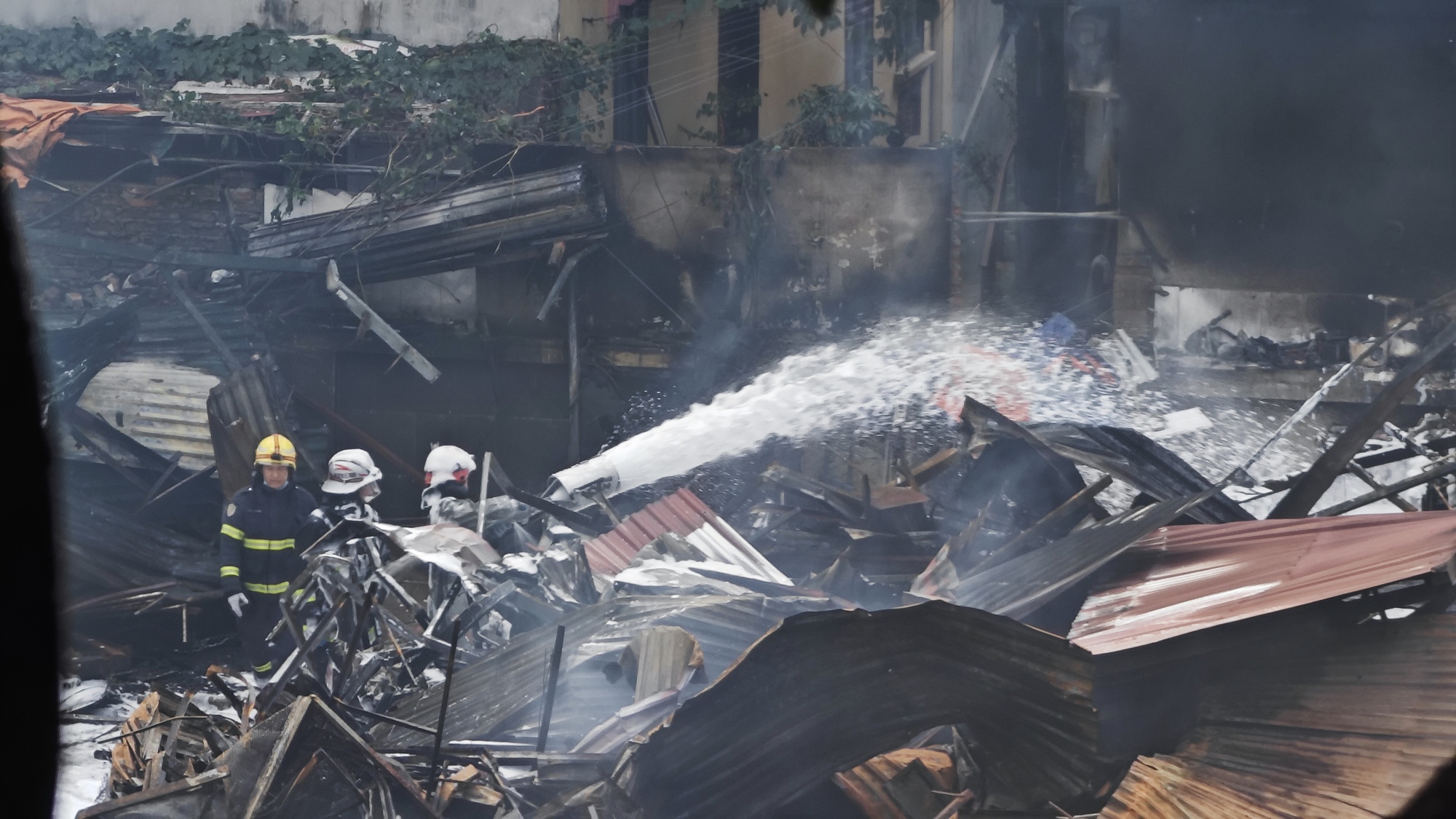 Toàn cảnh hiện trường vụ cháy chợ Xanh ở Hà Nội: Tiểu thương bàng hoàng bật khóc vì cả tỷ tiền hàng Tết vừa nhập đã hóa tro- Ảnh 2. Toàn cảnh hiện trường vụ cháy chợ Xanh ở Hà Nội: Tiểu thương bàng hoàng bật khóc vì cả tỷ tiền hàng Tết vừa nhập đã hóa tro- Ảnh 2.