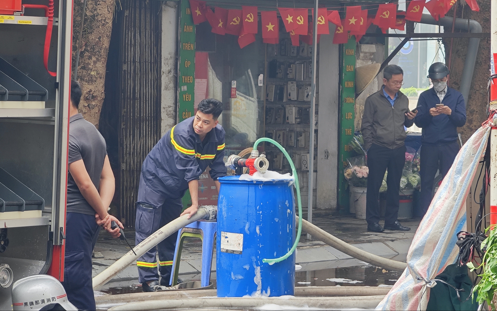 Toàn cảnh hiện trường vụ cháy chợ Xanh ở Hà Nội: Tiểu thương bàng hoàng bật khóc vì cả tỷ tiền hàng Tết vừa nhập đã hóa tro- Ảnh 4. Toàn cảnh hiện trường vụ cháy chợ Xanh ở Hà Nội: Tiểu thương bàng hoàng bật khóc vì cả tỷ tiền hàng Tết vừa nhập đã hóa tro- Ảnh 4.