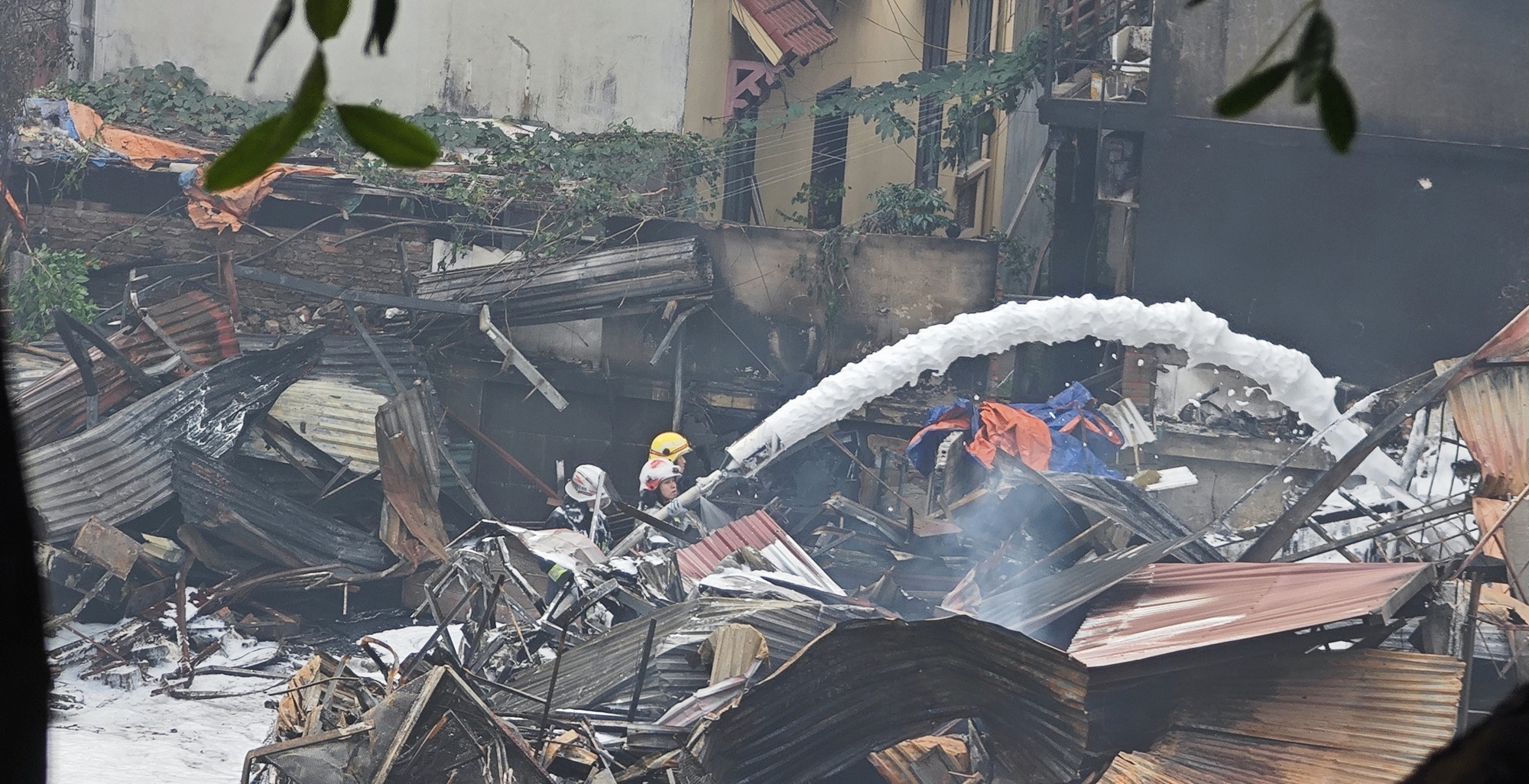 Toàn cảnh hiện trường vụ cháy chợ Xanh ở Hà Nội: Tiểu thương bàng hoàng bật khóc vì cả tỷ tiền hàng Tết vừa nhập đã hóa tro- Ảnh 3. Toàn cảnh hiện trường vụ cháy chợ Xanh ở Hà Nội: Tiểu thương bàng hoàng bật khóc vì cả tỷ tiền hàng Tết vừa nhập đã hóa tro- Ảnh 3.