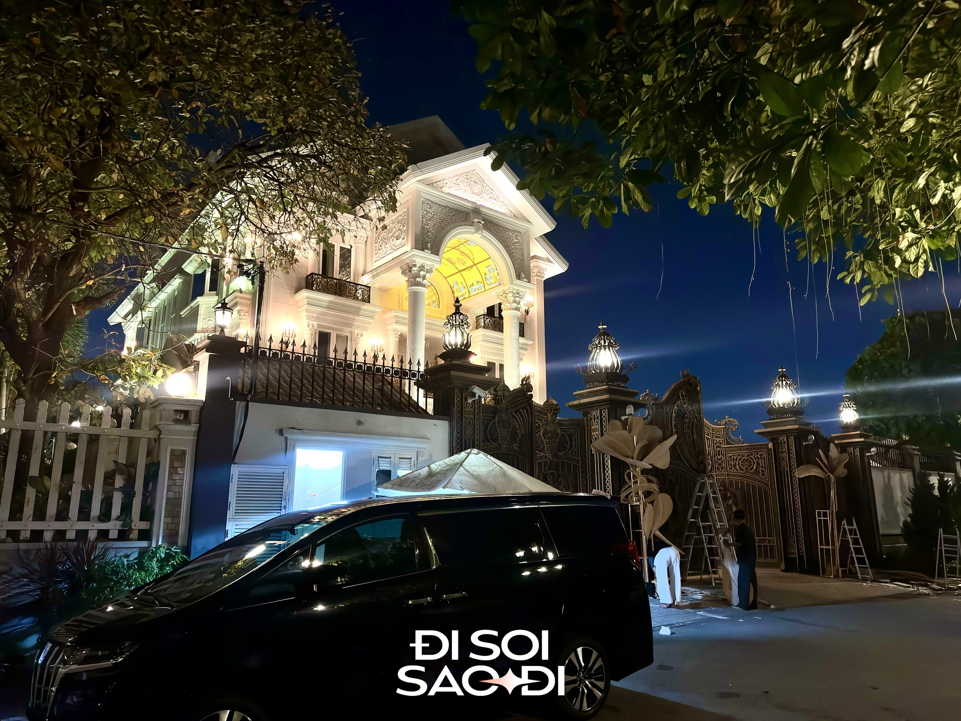 Trước giờ G lễ cưới Tiên Nguyễn: Biệt thự đã dựng cổng hoa, 1 thành viên gia đình tỷ phú lên tiếng- Ảnh 1.