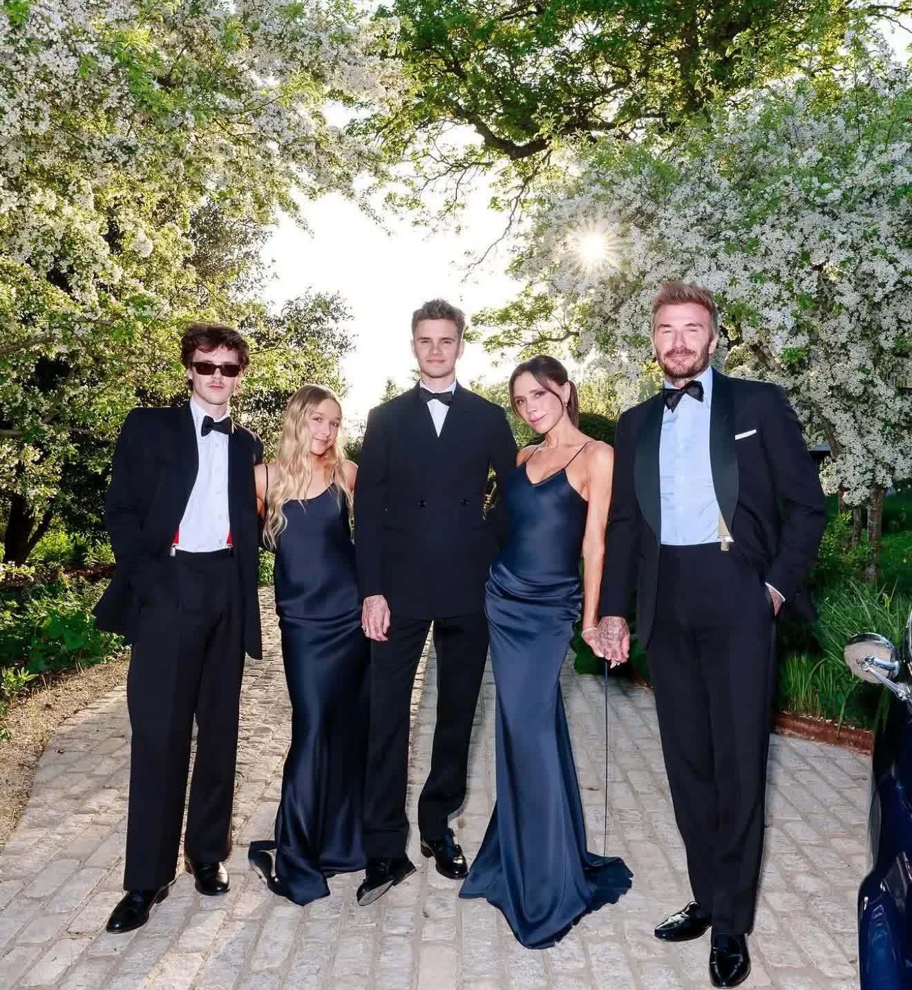 Không thể tin nổi: Con cả bất hiếu chặn vợ chồng Beckham chỉ vì Victoria bấm 