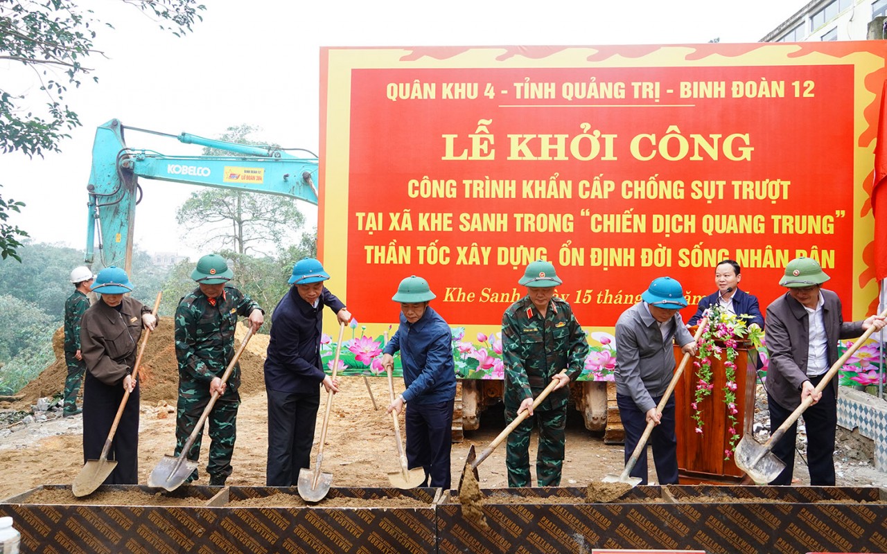 Lãnh đạo tỉnh Quảng Trị thực hiện lễ khởi công Dự án Khắc phục hậu quả thiên tai đối với sụt trượt ở khu vực đường Hùng Vương tại thôn 3A, xã Khe Sanh. Ảnh: Trường Nhật Lãnh đạo tỉnh Quảng Trị thực hiện lễ khởi công Dự án Khắc phục hậu quả thiên tai đối với sụt trượt ở khu vực đường Hùng Vương tại thôn 3A, xã Khe Sanh. Ảnh: Trường Nhật