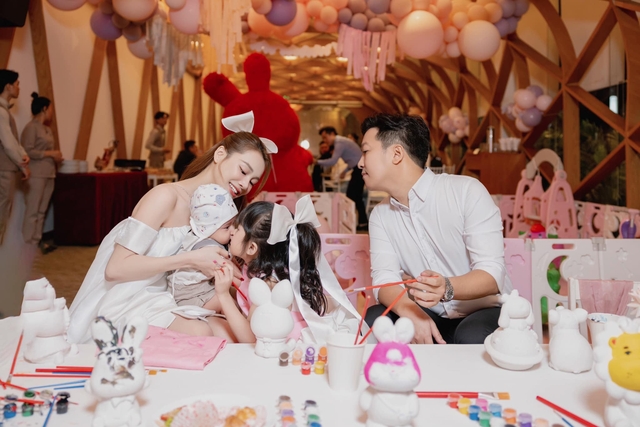 Con gái Trường Giang - Nhã Phương catwalk 15 giây, netizen xem xong chốt ngay 1 câu!- Ảnh 2. Con gái Trường Giang - Nhã Phương catwalk 15 giây, netizen xem xong chốt ngay 1 câu!- Ảnh 2.