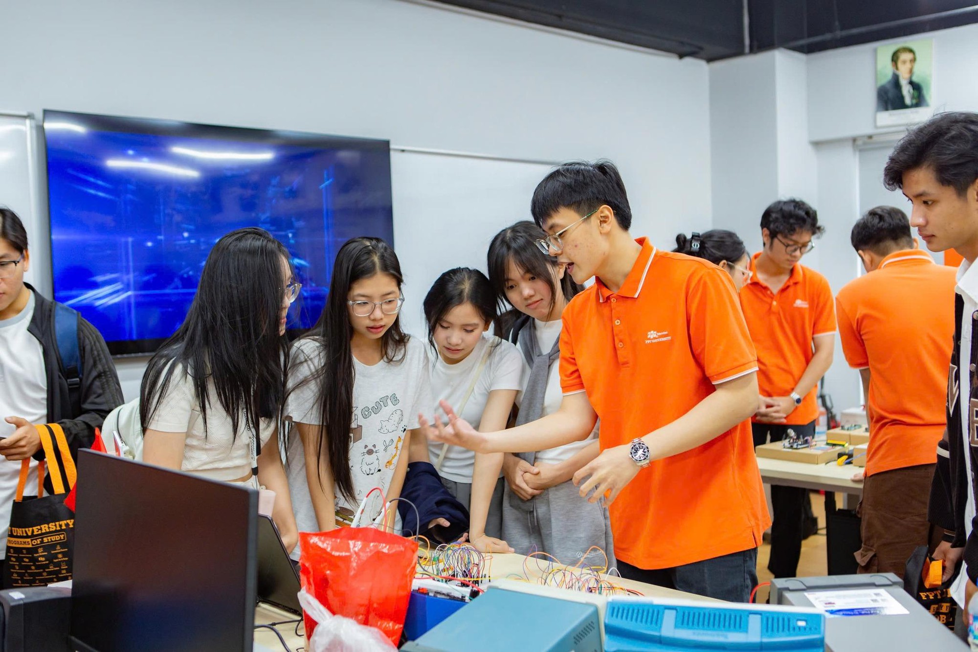 Gần 10.000 Gen Z từ các trường THPT “giải mã tương lai” tại chuỗi Open Day của Trường Đại học FPT- Ảnh 3. Gần 10.000 Gen Z từ các trường THPT “giải mã tương lai” tại chuỗi Open Day của Trường Đại học FPT- Ảnh 3.