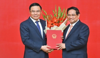 Thủ tướng trao quyết định giao Quyền Bộ trưởng Bộ Công thương cho ông Lê Mạnh Hùng