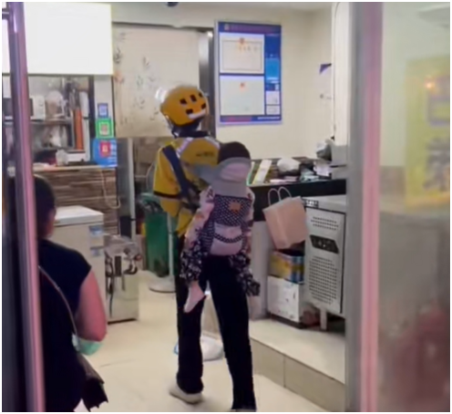 3 ca phẫu thuật, 9 đợt hóa trị, 12 lần xạ trị: Phía sau hình ảnh nữ shipper bỏ con gái vào thùng giao đồ- Ảnh 7. 3 ca phẫu thuật, 9 đợt hóa trị, 12 lần xạ trị: Phía sau hình ảnh nữ shipper bỏ con gái vào thùng giao đồ- Ảnh 7.