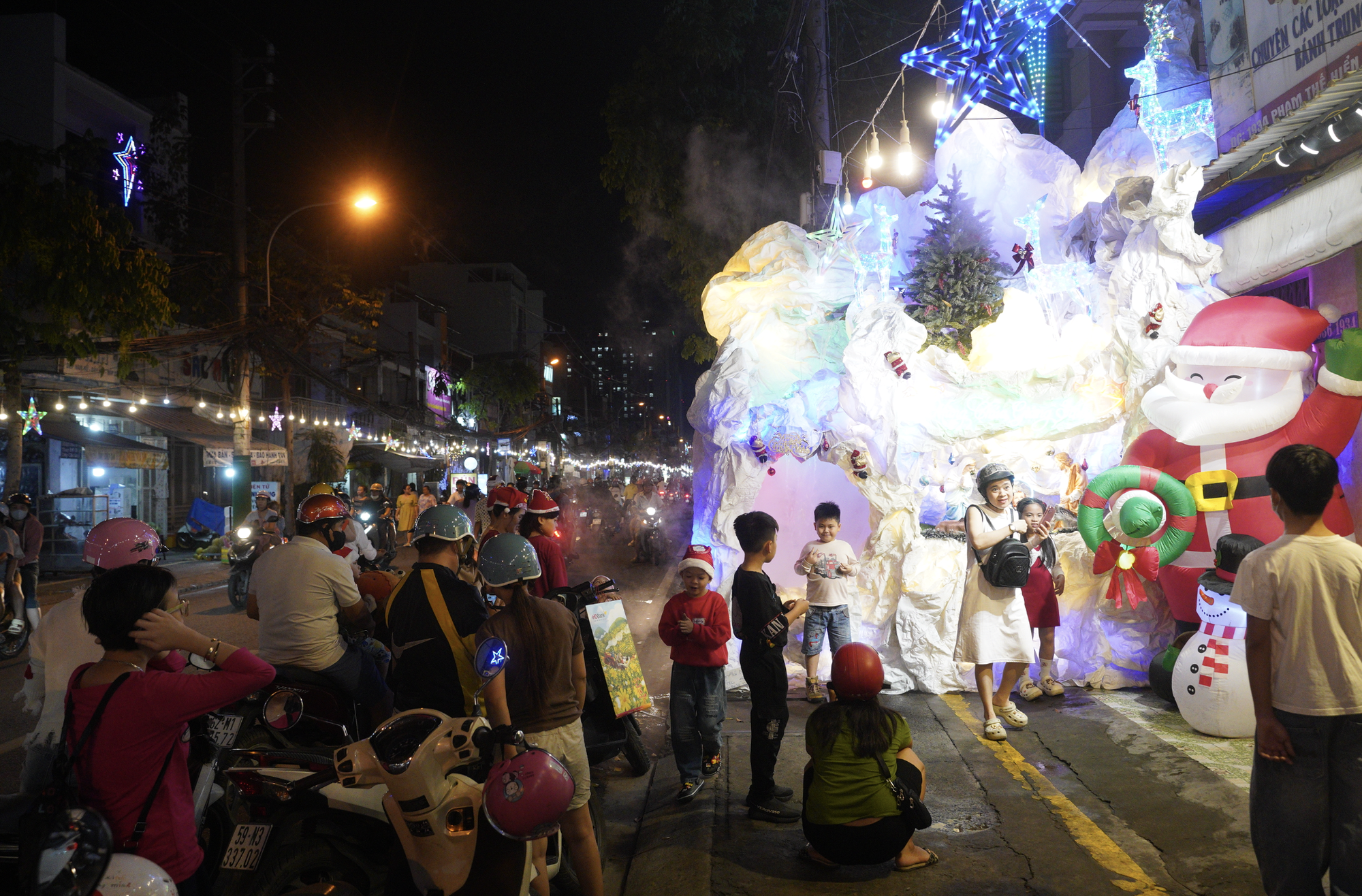 Đêm Noel 24/12: Xóm đạo nô nức người xe, Nhà thờ Đức Bà đông đúc du khách xí chỗ chụp hình- Ảnh 18.