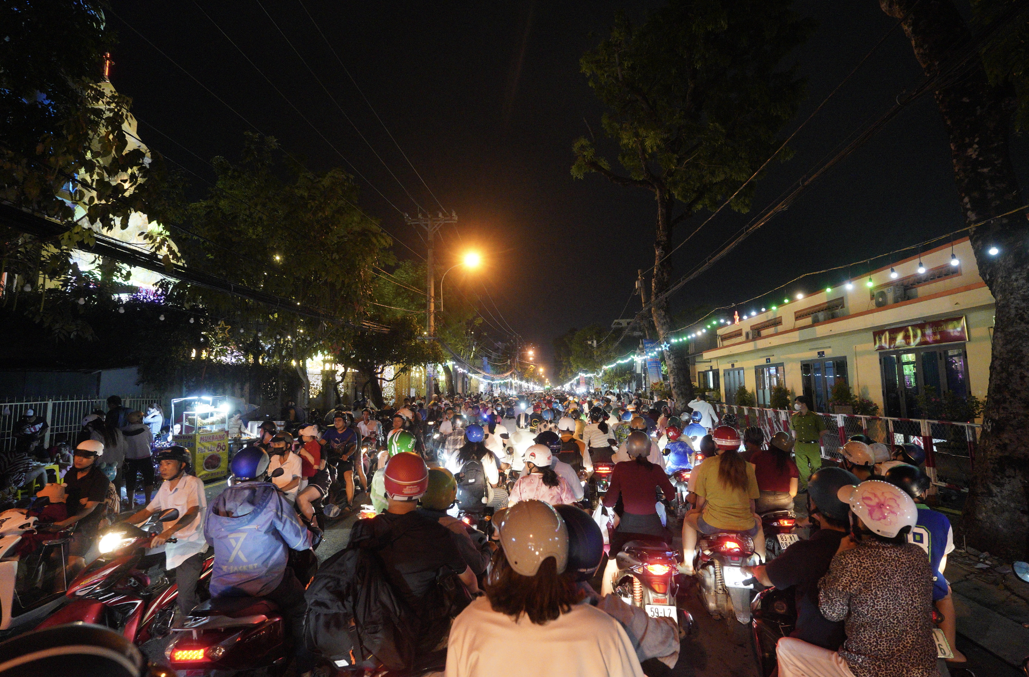 Đêm Noel 24/12: Xóm đạo nô nức người xe, Nhà thờ Đức Bà đông đúc du khách xí chỗ chụp hình- Ảnh 17.