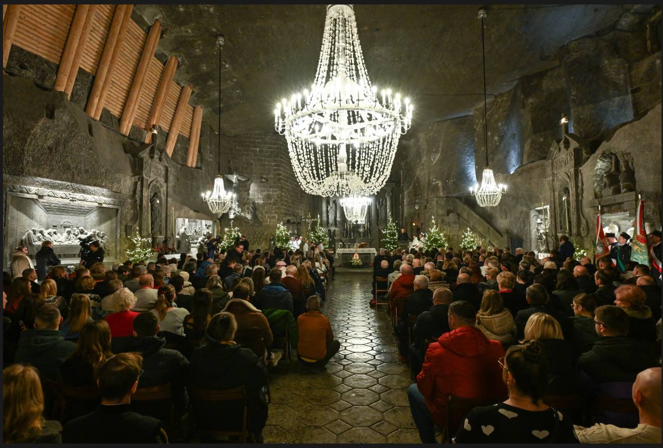 Không khí Giáng sinh trên toàn thế giới: Hoàng gia Anh là tâm điểm chú ý khi 3 nhóc tì xuất hiện cùng cha mẹ- Ảnh 10.