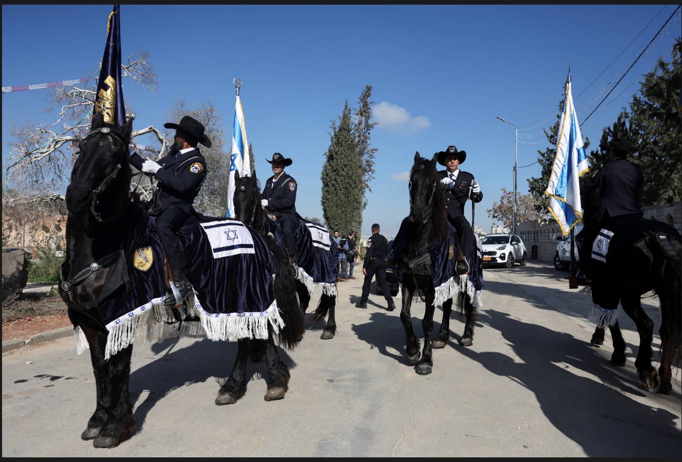 Không khí Giáng sinh trên toàn thế giới: Hoàng gia Anh là tâm điểm chú ý khi 3 nhóc tì xuất hiện cùng cha mẹ- Ảnh 16.
