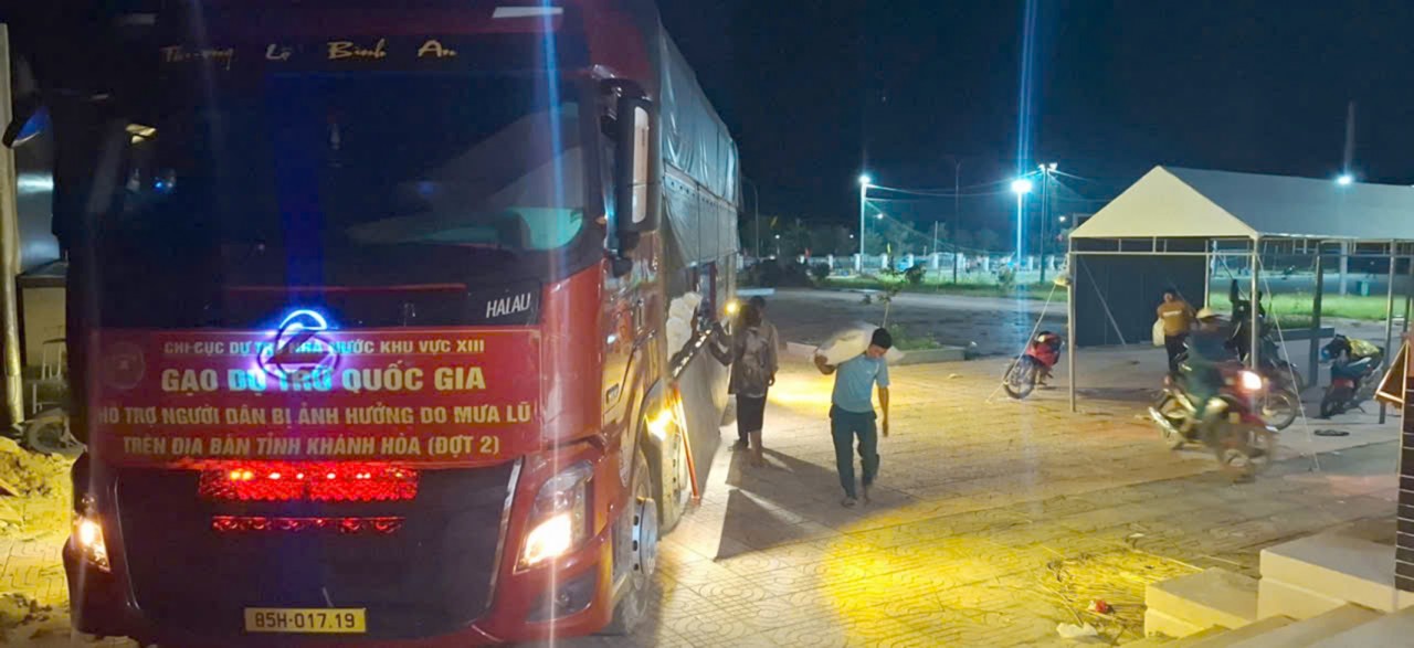 Chi cục Dự trữ Nhà nước khu vực XIII hoàn thành xuất cấp (đợt 2) gần 3.900 tấn gạo hỗ trợ người dân Khánh Hòa