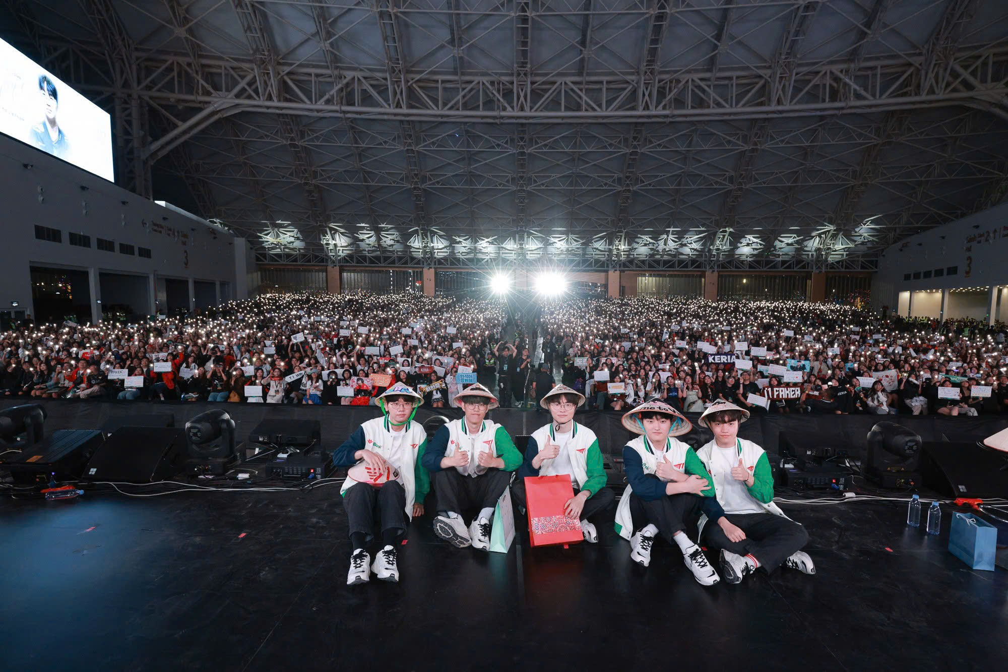 Fan meeting T1 tại Việt Nam: Sự kiện hoành tráng nhưng nhiều tranh cãi, ban tổ chức nói gì?- Ảnh 1. Fan meeting T1 tại Việt Nam: Sự kiện hoành tráng nhưng nhiều tranh cãi, ban tổ chức nói gì?- Ảnh 1.