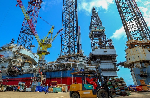 Kéo khối thép nặng 12.000 tấn ra biển nổi sừng sững, Việt Nam thành công làm chủ một công nghệ quan trọng