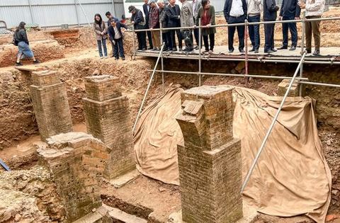 Đào đất, người dân Việt Nam phát hiện vật hình trụ dày 4m màu vàng lạ, chuyên gia xác nhận báu vật lớn nhất lịch sử