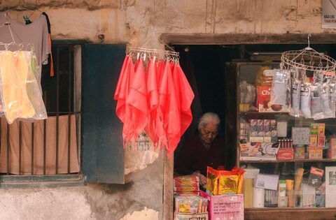 Điểm check-in lạ giữa Hà Nội: Quán tạp hóa cũ gợi cả bầu trời tuổi thơ, thái độ của bà chủ quán khi nhiều người tìm đến chụp ảnh