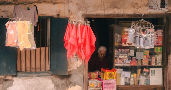 Điểm check-in lạ giữa Hà Nội: Quán tạp hóa cũ gợi cả bầu trời tuổi thơ, thái độ của bà chủ quán khi nhiều người tìm đến chụp ảnh