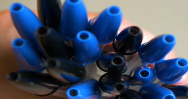 90% người dùng không biết công dụng của chiếc lỗ nhỏ trên nắp bút bi