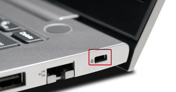 Hơn 90% người dùng không biết công dụng của chiếc lỗ hình chữ nhật nằm ở cạnh hoặc mặt sau của laptop