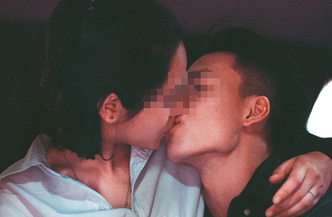 Cô gái bị viêm tai ngoài, đầu đau như búa bổ vì 1 hành động thân mật của bạn trai