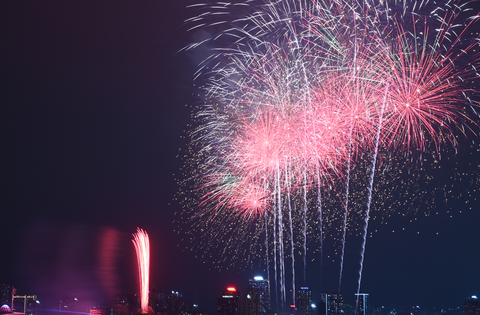 Tối 21/1, người dân Hà Nội háo hức ngắm nhìn màn trình diễn pháo hoa tổng duyệt cực mãn nhãn tại sân vận động Mỹ Đình