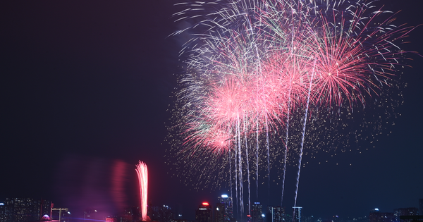 Tối 21/1, người dân Hà Nội háo hức ngắm nhìn màn trình diễn pháo hoa tổng duyệt cực mãn nhãn tại sân vận động Mỹ Đình