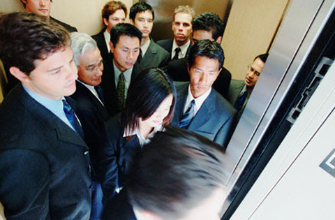 Thường làm 4 việc này khi đi thang máy chính là biểu hiện của EQ thấp