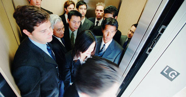 Thường làm 4 việc này khi đi thang máy chính là biểu hiện của EQ thấp