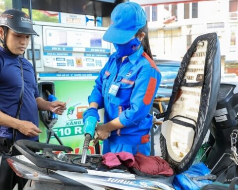 Từ 15h chiều 22/1, giá xăng giảm, giá dầu tăng