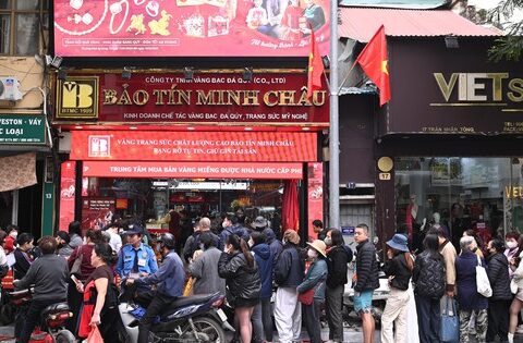 Cảnh tượng khó tin trên phố Trần Nhân Tông: Vì sao người dân Hà Nội kiên nhẫn xếp hàng dài suốt nhiều giờ đồng hồ?