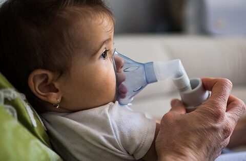 Trẻ sơ sinh thở khò khè do đâu?