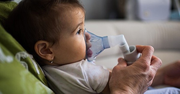 Trẻ sơ sinh thở khò khè do đâu?