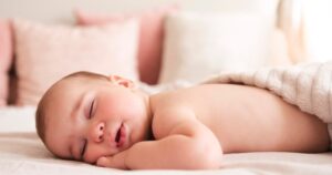 Trẻ sơ sinh ngủ ngáy, khò khè khi nào là bình thường, khi nào là bệnh lý?