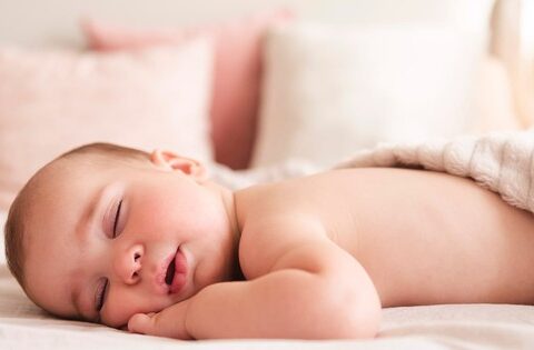 Trẻ sơ sinh ngủ ngáy, khò khè khi nào là bình thường, khi nào là bệnh lý?