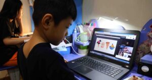 Màn hình máy tính khiến thị lực trẻ suy giảm nhanh ra sao?