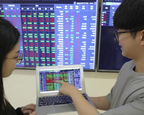 Chứng khoán ngày 30/1: Sắc xanh chiếm ưu thế, VN-Index tăng điểm phiên cuối tuần