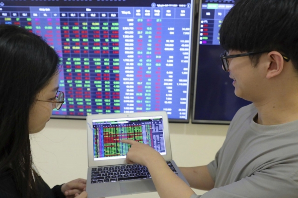 Chứng khoán ngày 30/1: Sắc xanh chiếm ưu thế, VN-Index tăng điểm phiên cuối tuần