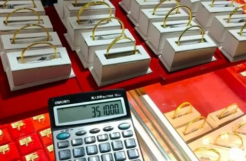 Người phụ nữ bỏ gần 500 triệu để mua vàng nhưng nhân viên nhất quyết báo cảnh sát, giao dịch bị gián đoạn